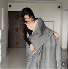 Grey Saree For Farewell, Saree Ideas For Traditional Day, Saree Look For Teachers Day, Farewell Saree Inspo School, Graduation Saree Ideas University, College Saree Look, Best Saree Colour Combination, Sarees For Graduation Day, Saree Ideas For College Fest