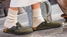 Birkenstock Clogs With Socks, Birks Outfit, Birkenstock Sandals Outfit, Dad Fits, Clog Outfit, Winter Clogs, Lounging Outfit