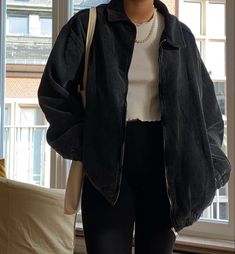 Black Zip Jacket Outfit, Black Windbreaker Outfit, Jacket Inspiration, Autumn Fits, Wardrobe Tips, Outfits Chic, Nice Style, Cold Weather Outfits, Mode Inspo