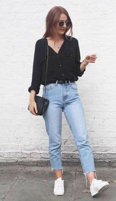 How To Wear Jeans, Casual White Sneakers, Mama Jeans, Looks Jeans, Black Button Up Shirt, Look Jean, Mom Jeans Outfit, Outfit Jeans, Mode Casual