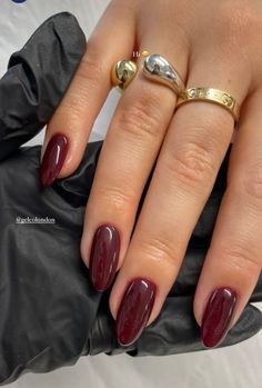 Fall To Winter Nail Colors, Berry Nails With Chrome, Maroon With Chrome Nails, Christmas Nails Plain Colors, Dark Red Chrome Nails Designs, Fall Nails Tan Skin, Nail Inspo For Hoco, Fall Nails Fair Skin, Old Money Acrylic Nails