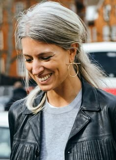 not your average hoop earrings Minimalisticky Chic, Going Gray Gracefully, Grey Hair Don't Care, Granny Hair, Sarah Harris, Vanessa Jackman, Grey Hair Inspiration, Beautiful Gray Hair, Grey Hair Styles For Women