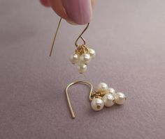 Earrings Gold Pearl, Dangle Pearl Earrings, Bridesmaid Pearl Earrings, Pearl Earrings Gold, Bridesmaid Pearls, June Birthstone Jewelry, Beaded Jewelry Designs, Printed Jewelry, Gold Pearl Earrings