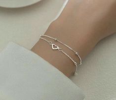 Dainty Silver Jewellery, Silver Bracelet Aesthetic, Bead Bra, قلادات متدلية, Fashion Romantic, Jewelry Classic, Silver Heart Bracelet, Romantic Jewelry, Bracelets Design