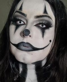 Scary Black And White Clown Makeup, Gothic Skeleton Makeup, Cute Makeup Halloween Ideas, Terrifier Clown Makeup, Clown Makeup Looks Scary, Black And White Clown Makeup Easy, Scary Clown Halloween Makeup, Victorian Clown Makeup, Scary Jester Makeup