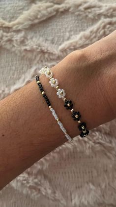 Diy Jewelry Videos, Tiny Bead Bracelet, Small Bead Bracelet, Beaded Jewelry Pattern, Diy Jewelry Rings, Beading Thread, Handmade Jewelry Bracelets, Night And Day