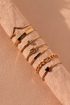 Gold Acssesories Aesthetic, How To Layer Rings, Acssesories Aesthetic, Acssesories Ideas, Trending Rings, Hand Jewelry Rings, Rings And Bracelets, Inexpensive Jewelry, Aesthetic Rings