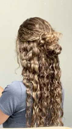 Curly Blonde Hair Styles, Blonde Wavy Hair Styles, Hairstyles For Curly Hair Down, Curly Beachy Hairstyles, Wavy Hair Hair Styles, Blonde Curly Hair Hairstyles, Simple Curly Hair Hairstyles, Hoco Hair Curly Natural, Natural Wavy Hair Hairstyles