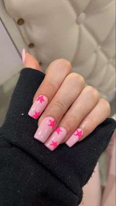 Pink Nails With Pink Stars, Pink Nails Star Design, Star Nails Medium, Hot And Light Pink Nails, Pink Acrylic Nails With Stars, Light Pink Nails With Stars, Pink Nails With Black Stars, Pink Cute Nails Acrylic, Pink Star Nails Y2k