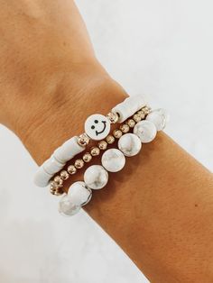 White Stackable Beaded Bracelets For Everyday, Trendy Everyday Bracelets With Smiley Face, White Smiley Face Bracelet For Friendship, White Round Jewelry For Friendship, Casual White Bracelets For Everyday Wear, White Trendy Stackable Jewelry, Trendy White Everyday Bracelets, Casual White Stackable Jewelry, Trendy White Everyday Jewelry