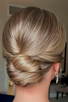 Low Simple Bun Wedding, Modern Low Bun Wedding, Wedding Hair Updo Classic, Grace Kelly Wedding Hair, Low Chignon Bun Wedding, Bridal Updos For Long Hair Front View, Bridal Hair Classic Low Buns, Sophisticated Bridal Hair, Bridal Hair Updo Elegant Veils Low Buns