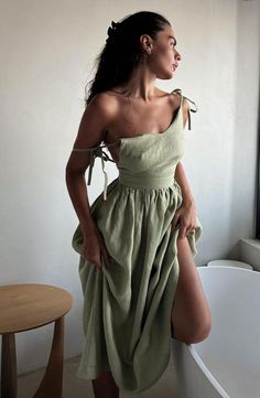 Description: When it comes to summer dresses, slip dresses for women are a must-mention. This flowy midi sundress from our boutique is a must-have for any summer weather enthusiast's wardrobe, offering a romantic casual day outfit with a beach vibe. It features a V-neckline, self-tie dainty shoulder straps, a high waistband, a hidden back zipper, a sleeveless silhouette, low back, and a flared bottom with side pockets. Worn solo or paired with yo Flowy Green Dress, Stylish Tunic Tops, White Summer Shirt, Stylish Tunic, Spring Blouses, Midi Sundress, Sleeveless Outfit, Dress Sleeve Styles, Casual Day Outfits