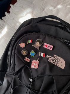 Bookbag Pins Aesthetic, Cute School Backpacks Aesthetic, Northface Jester Backpack Aesthetic, Y2k Backpack Aesthetic, Jester Backpack Aesthetic, Book Bags Aesthetic, Black North Face Backpack Aesthetic, The North Face Backpack Black, Jan Sport Backpacks Aesthetic