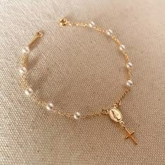 Jesus Jewelry, Dope Jewelry Accessories, Pearl Rosary, Bracelet Metal, Catholic Jewelry, Rosary Bracelet, Jewelry Accessories Ideas, Dope Jewelry, Jewelry Fashion Trends