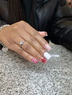 Christmas Nails Black Women Short, Shorties Nails Square Christmas, Short Chrismast Nail, Winter Shorties Nails, Christmas Nails Ideas 2023, Shorties Nails Square Winter, Short Christmas French Tip Nails, Short Holiday Acrylic Nails, Cheap Christmas Nails