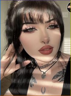 Light Goth Makeup Eye, Soft Edgy Makeup, Biker Girl Makeup, Modern Goth Makeup, Goth Mommy Aesthetic, Clean Goth Makeup, Latina Goth, Subtle Goth Makeup, Maneater Makeup