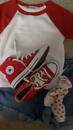 Max mayfield 
Max mayfield inspired 
Stranger things 
80’s 
80’s outfits 
80’s outfit inspo
Stranger things outfits Red All Star Outfit, All Star Outfit, Red Converse Outfit, Converse Fits, Max Mayfield, Estilo Indie, Red Converse, Downtown Outfits, Outfits With Converse