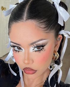 📌Clique no link da bio pra saber mais sobre maquiagem Matte Make Up, Black And White Makeup, Mekap Mata, Drag Make-up, White Eyeshadow, Swag Makeup, White Makeup, Makeup Girl, Alternative Makeup