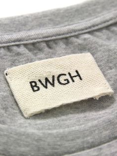 a label on the back of a shirt that says bwgh