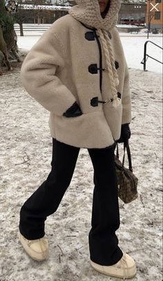 Apres Ski Outfits, Winter Style Guide, Cosy Outfit, Winter Outfits Cold, Snow Outfit, Cold Outfits, Quirky Fashion, Skiing Outfit, Winter Fits