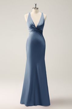 the back of a dress on a mannequin dummyt, with a blue color