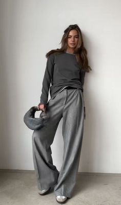 Women Grey Pants Outfit, Grey Pants Street Style, Gray Monochrome Outfit, Gray On Gray Outfit, Fashion 2025 Trends, Gray Pants Outfit Casual, Gray Pants Outfits Women, Gray Casual Outfit, Grey On Grey Outfit