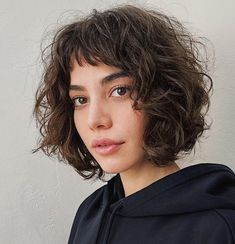 Pelo Bob Ondulado, Choppy Bob With Bangs, Short Wavy Haircuts, Bob Haircut Curly, Bob Hairstyles With Bangs, Choppy Bob, Wavy Haircuts, Short Bangs, Short Curly Haircuts