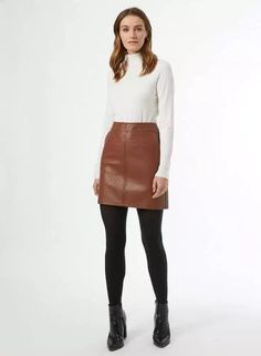 How to Style Mini Skirts and Turn Heads – Svelte Magazine Brown Leather Skirt Outfit Winter, Tan Leather Skirt Outfit, Brown Leather Skirt Outfit, Leather Skirt Outfit Winter, Mini Skirt Outfit Winter, Tan Leather Skirt, Brown Leather Skirt