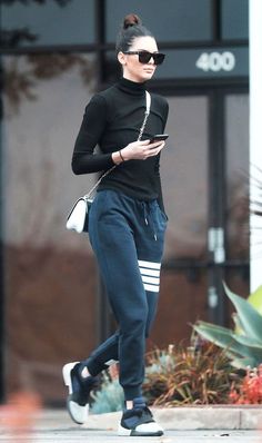 Kendall Outfits, Kendall Jenner Street Style, Lounge Outfits, Look Legging, Kendall Style, Kendall Jenner Outfits, Jenner Outfits, Round Glasses, Athleisure Fashion