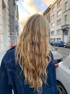 Long Beachy Blonde Hair, Long Messy Blonde Hair, Honey Blonde Wavy Hair, Wolf Cut Highlights, Blonde Beach Hair, Wavy Hair Beach, Wavy Hair Blonde, Shaggy Wolf Cut, Long Hair Summer