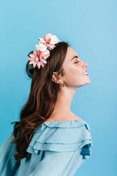 What I Did to Become That Girl – 11 Tips that Actually Work Queen Of Light, Hat Poses, Bright Yellow Dress, How To Look Attractive, Dark Curly Hair, Social Story, Blonde Wavy Hair, Look Attractive, Ginger Girls