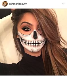 Half skull Pelottava Halloween, Halloween Make-up Looks, Halloweenský Makeup, Holloween Makeup, Half Skull, Creepy Halloween Makeup, Cute Halloween Makeup