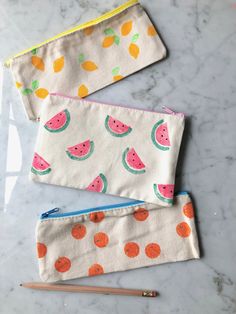 Back to School Crafts: Trick Out Your Supplies! — super make it Pencil Bags Diy, Diy Back To School Crafts, Pencil Case Making, Canvas Pencil Case Design, Cloth Pencil Case, Pencil Bags Aesthetic, Painting On Pencil Case, Pencil Bag Painting Ideas, Art On Bags