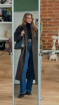 Music Industry Business Outfits, Top For Flared Jeans, 70s Fashion 2023, Warm Fashion Outfits, Turtle Neck Under Sweater Outfit, Winter 80s Outfits, Edgy Old Money Aesthetic, 90s Supermodel Outfits, Cold Day Outfit For Work