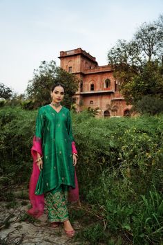 Dark Green Suit Women Indian, Green Traditional Outfit, Punjabi Suits For Wedding, Power Dressing Women, Raw Silk Dress, Wedding Outfits For Women, Pakistani Fashion Party Wear, Indian Dresses Traditional