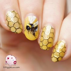 Nail Room Ideas, Bee Nails, Opal Nails, Chrome Nail Art, Nail Room, Bee Art, Yellow And Black, Queen Bee, Chrome Nails