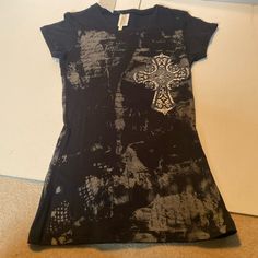 Nwt & Vintage Ocasion Black Gothic Cross T-Shirt Fabric Content Is In The Photo Approximately 13 Inches From Pit To Pit Beautiful Embellished Cross On The Front Angel Wings On The Back Junior Size S (6760) Faith Tshirts, Gothic Cross, Cross Shirts, Gothic Crosses, Gothic Clothes, Bow Detail Dress, Cut Out Top, Clothing Design, Loose Shirts