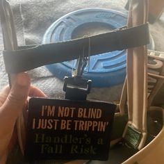 someone is holding up a label that says i'm not blind just be trippin