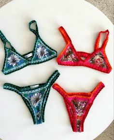 Ajuste perfecto, colores alucinantes! Sin duda te haran lucir de otro planeta. Handmade Swimwear, Bathing Suit Patterns, Handmade Bikinis, Swimwear Pattern, Summer Bikinis, Cute Swimsuits