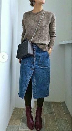 Winter Look for any age Mode Edgy, Cover Of Vogue, Jean Skirt Outfits, Long Jean Skirt, Looks Jeans, Mode Tips, Trendy Outfit Ideas, Denim Skirt Outfits, Mode Boho