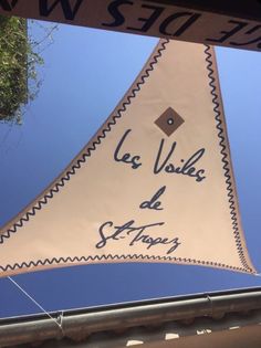 a sign that says le voule de st trope on the side of a building