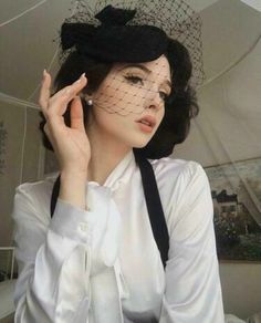 Looking Expensive, Old Money Hairstyles, Ootd Vintage, 1950’s Fashion, Hair To One Side, Foto Poses, Sleek Ponytail, Retro Hairstyles, Black Veil