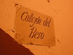 a sign on the side of a building that says calleon del beso in spanish