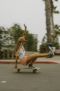 Skater Photoshoot, Longboard Aesthetic, Skater Girl Aesthetic, Surfergirl Style, Skater Chick, Football Fitness, Skateboarding Aesthetic, Skateboard Photos, Skateboard Aesthetic