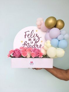 #flores #globos #arte #colores #texto #cajas #tendencia #sanvalentin #diadelamadre #mothersdays #flowers #balloons Party Balloons Diy, Flowers Balloons, Mothers Day Balloons, 10 Mayo, Mom Gifts Box, Balloons Ideas, Mother's Day Bouquet, Diy Gifts For Mom, Diy Jar Crafts