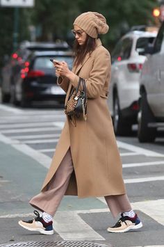 Irina Shayk, su colección de calzado cómodo para esta temporada - Foto 1 Irina Shayk Style, Camel Coat Outfit, 00s Mode, Fall Fashion Coats, Camel Coat Street Style, Mode Hippie, Moda Paris, Irina Shayk