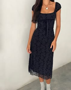 Midi Dress Outfit, Black Dress Outfits, Small Black Dress, Flower Black, Grad Dresses, Black Midi, Dance Dresses, Black Midi Dress, Outfits Casuales