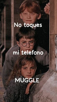 three children leaning against a wall with the caption'no toques mi teleffono muggle '