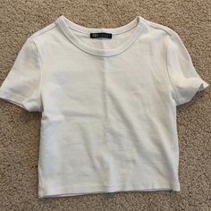 White Crop Top From Zara That Was Never Worn In Size S. Basic Plain Crop Top For Spring, White Crop Top Outfit, Zara Clothing, Zara Clothes, Baggy Jeans For Women, Zara Summer, Zara Outfit, Zara Crop Top, Zara Top