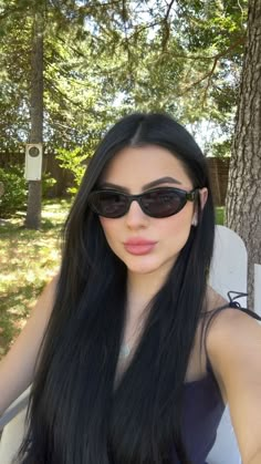 @alexia.peixoto on ig Black Hair White Skin, Digital Brochure, Bangs With Medium Hair, Healthy Girl, Long Black Hair, Foto Ideas Instagram, Casual Chic Outfit, Desi Beauty